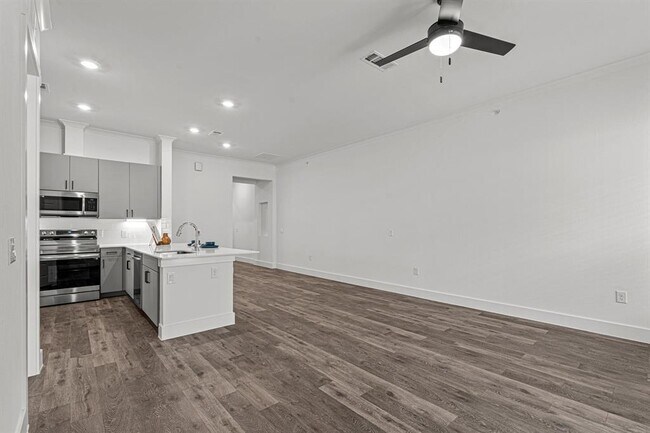 Building Photo - 1664 Hillside Terrace