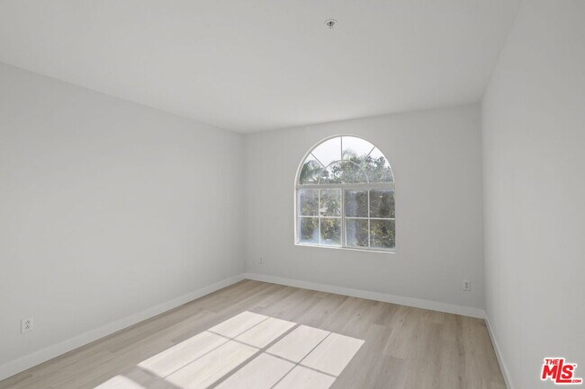 Building Photo - 16850 Merion Ln