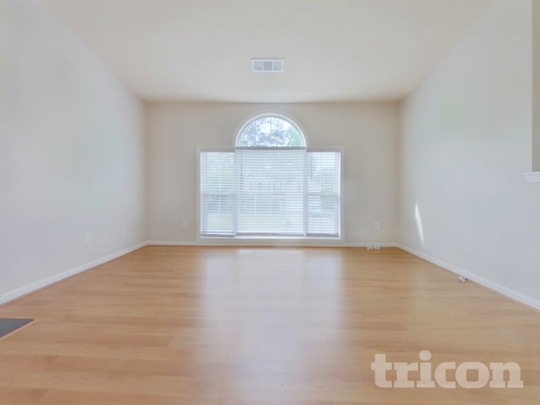 Building Photo - 3020 Lake Park Ct