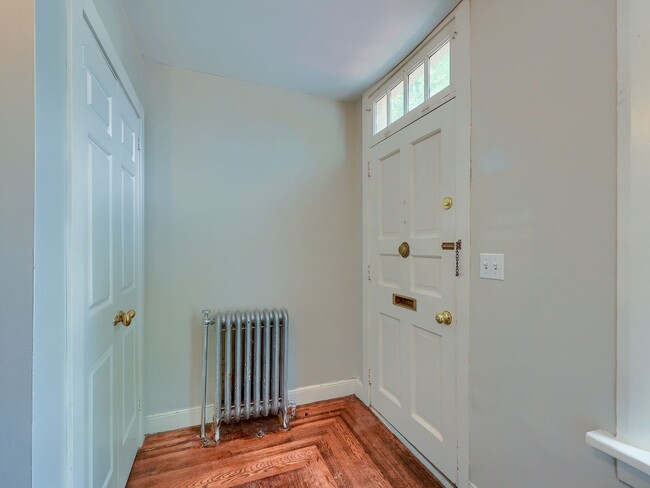 Building Photo - Spacious 3 Bedroom Single Family Home in the Capital District