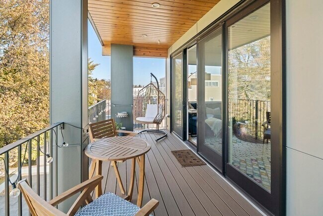 Building Photo - 946 Saratoga St