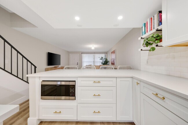 Building Photo - 6021 Bayview Dr