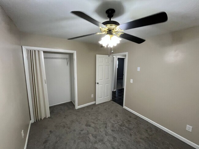 Building Photo - Nice One-Level 3 Bedroom 1.5 Bath Home