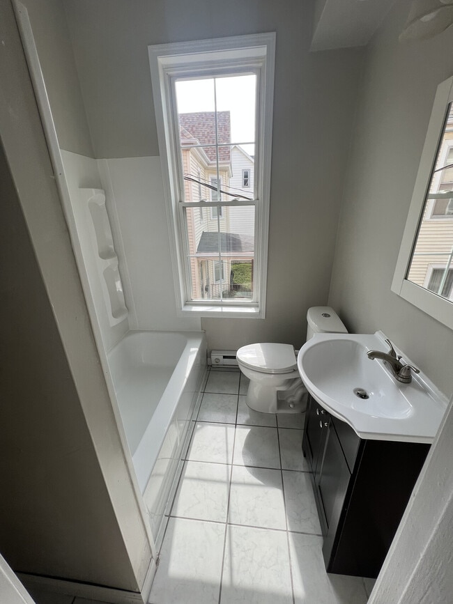 Building Photo - 1020 University Ave