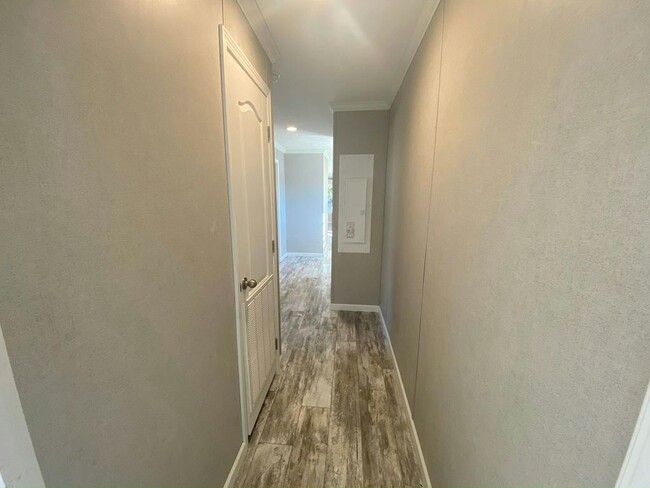 Building Photo - 129 Zimmer Dr W