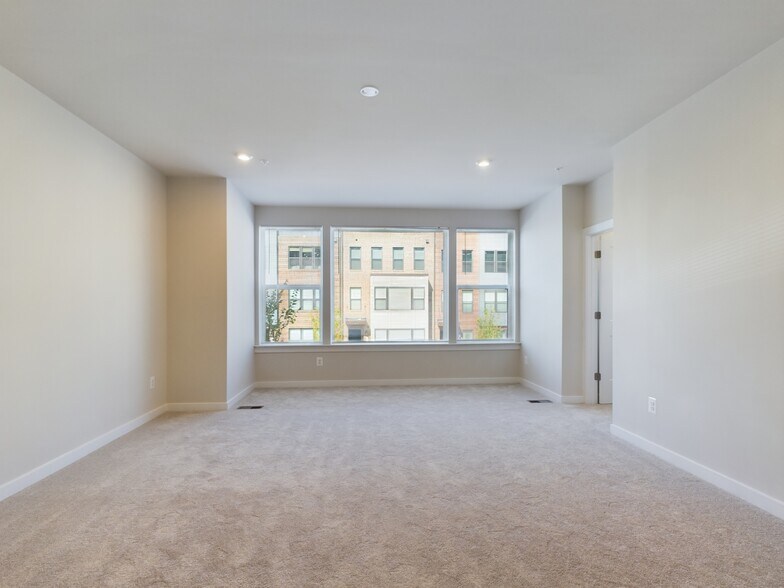 Building Photo - 43801 Middleway Ter