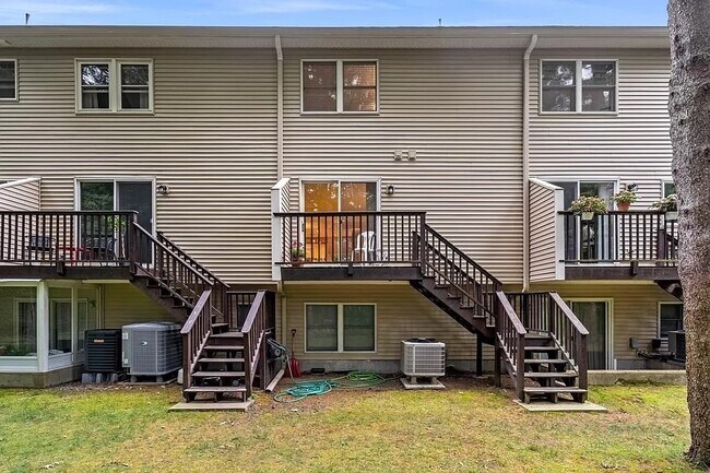 Building Photo - 305 Salem St