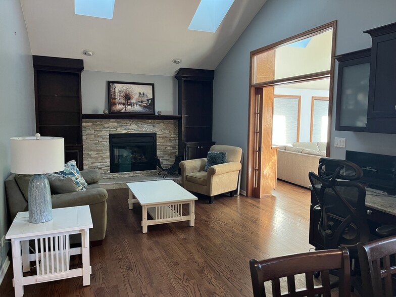 Building Photo - 889 E Stonebridge Ct