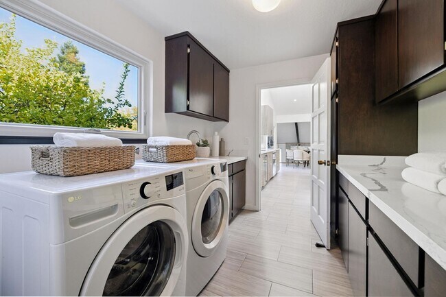 Building Photo - 6 Friars Ln