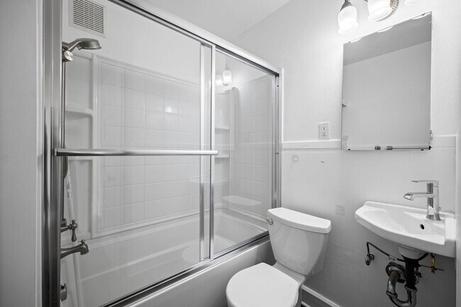 Building Photo - Charming 3 Bed 2 Bath Emerson Garfield Rem...