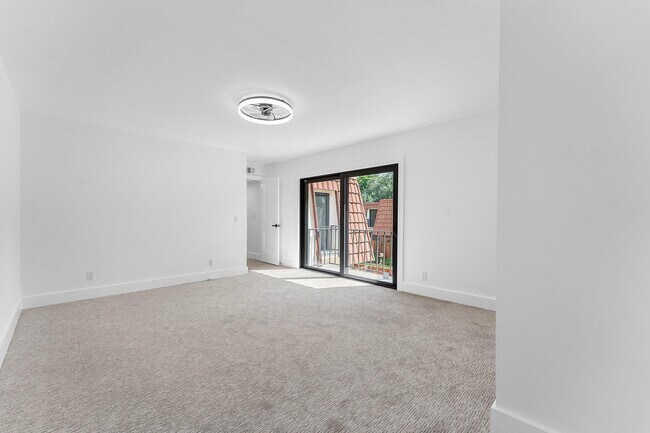 Building Photo - 3007 San Clara Dr