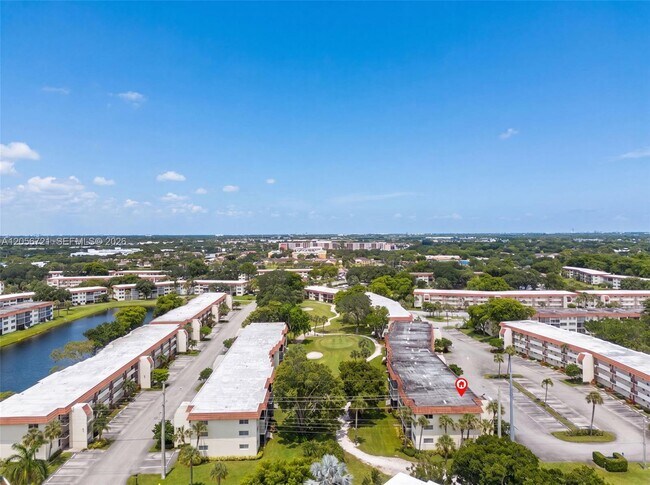 Building Photo - 681 S Hollybrook Dr