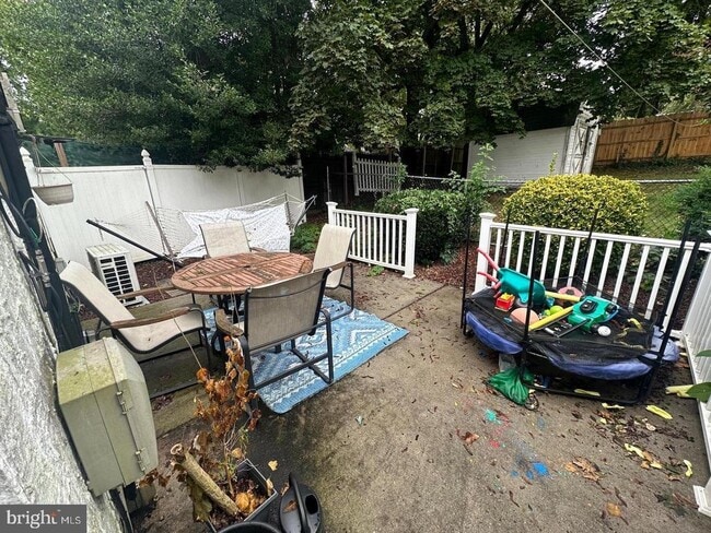 Building Photo - 1054 Avenue B