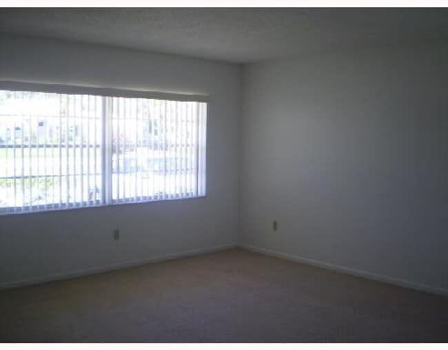 Building Photo - Affordable 3 bedroom 2 bath centrally located