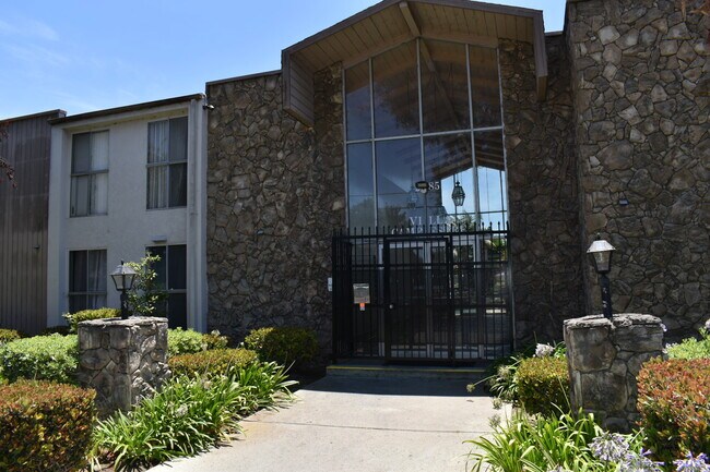 Building Photo - 279 Moss St