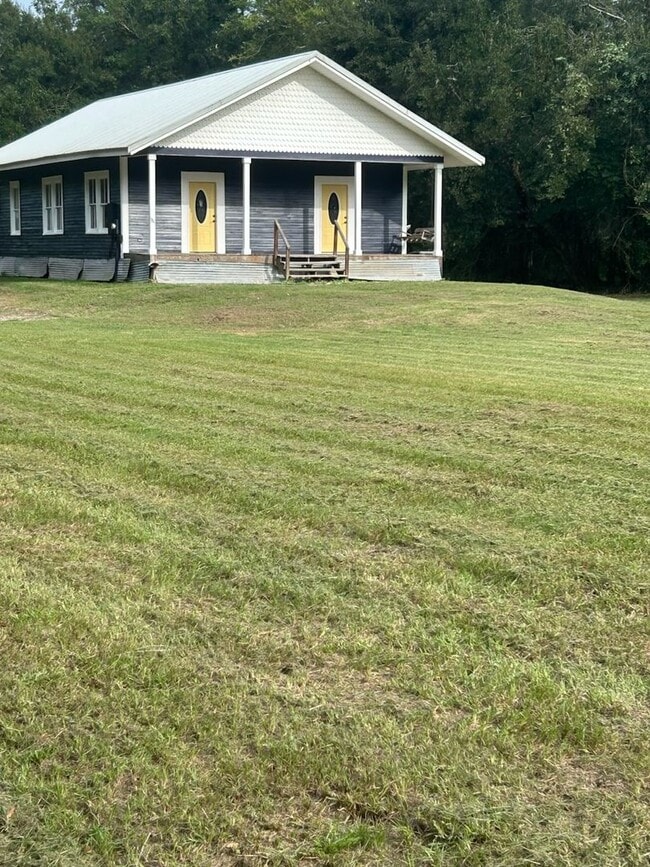 Building Photo - 2 bedroom country house