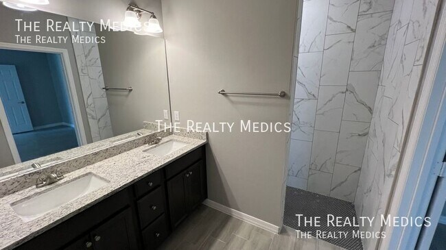 Building Photo - 850 Peyton Ave