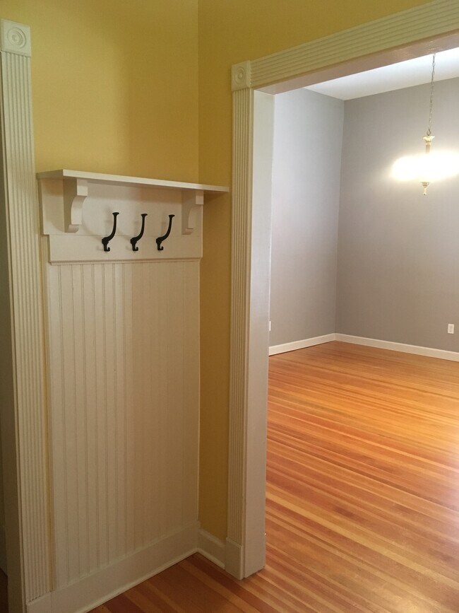 Entry/Living room - 611 E Martin St