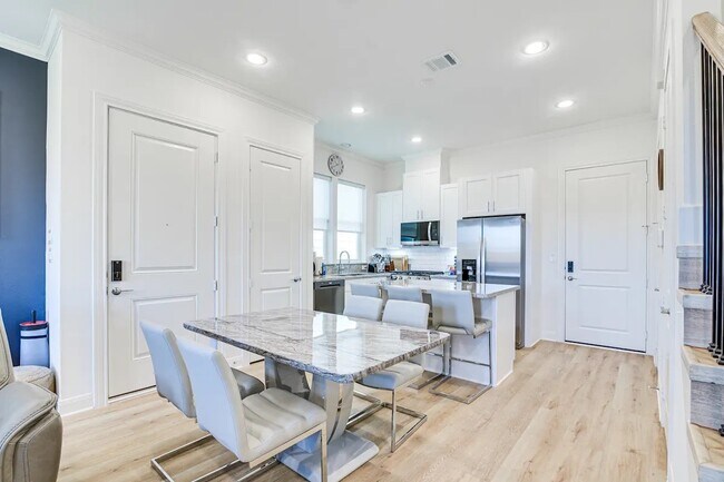 Building Photo - 5111 Briscoe St