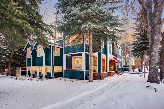 Building Photo - 437 W Smuggler St