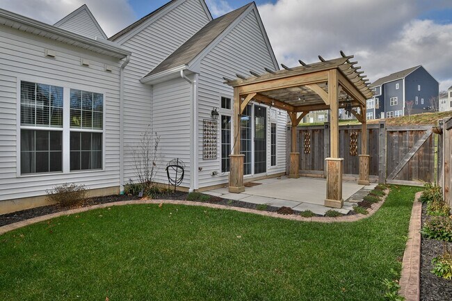 Building Photo - Beautiful Townhome in Arcona Community