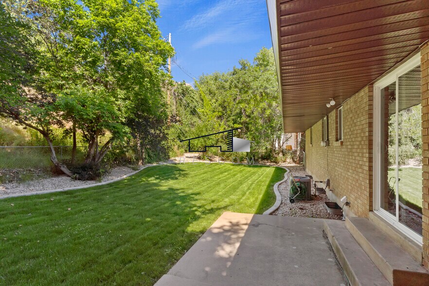 Building Photo - 1334 Henderson Dr