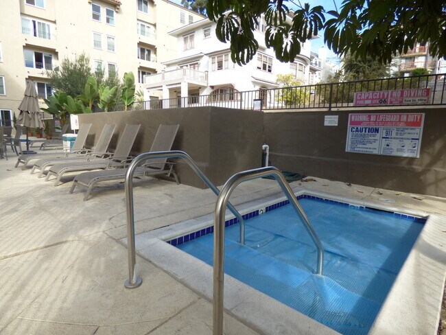 Building Photo - Spacious 2 Bedroom 2 Bath Condo in Bankers...