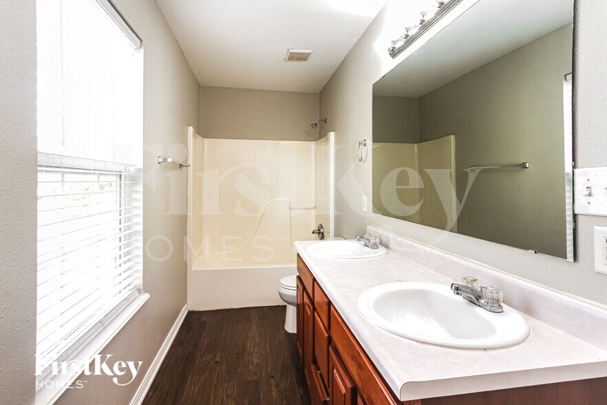 Building Photo - 2814 Rothe Ln