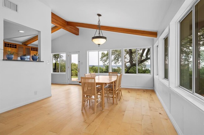 Building Photo - 3935 Lago Vista Dr