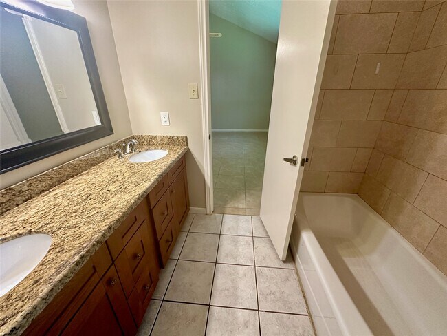 Building Photo - 2711 Colony Dr