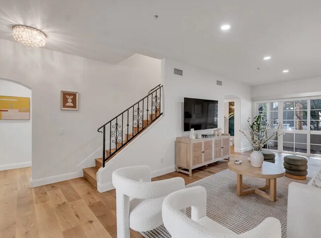 Building Photo - 851 N San Vicente Blvd