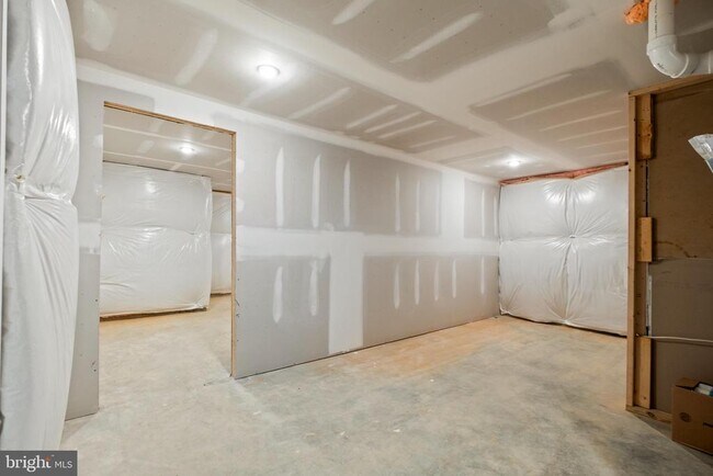 Building Photo - 148 Huntwell W Ave