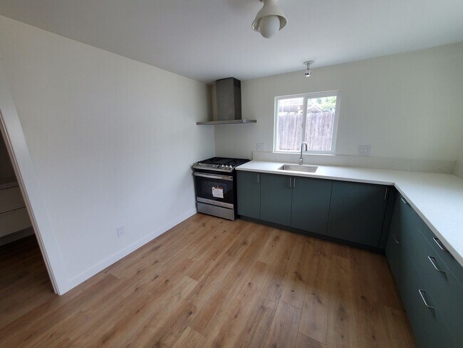 Building Photo - Newly Remodeled 2 Bedroom 1 Bath Back House