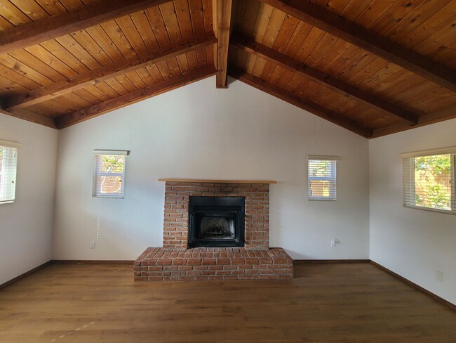 Building Photo - Spacious 4 bed 2 bath + 2 car garage & lar...