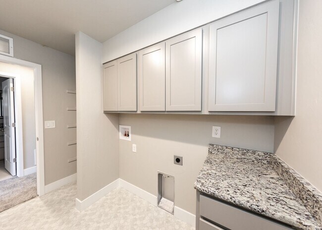 Building Photo - 3 Bedroom Contemporary Townhome off of Austin Bluffs