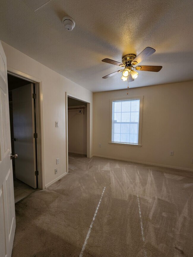 Building Photo - 1827 S Fredonia St