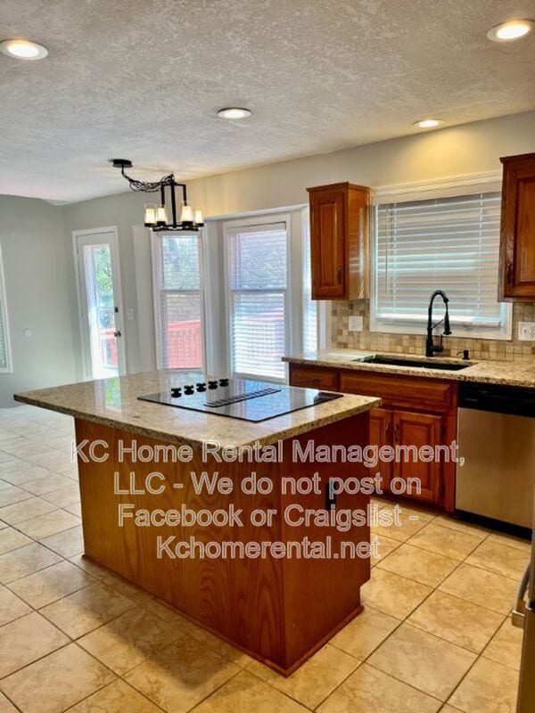 Building Photo - 1109 E Sleepy Hollow Dr