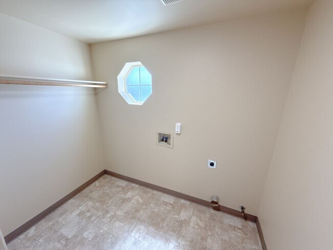 Building Photo - 5542 Glenridge Wy