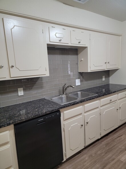 Building Photo - 613 Woodhaven Pl