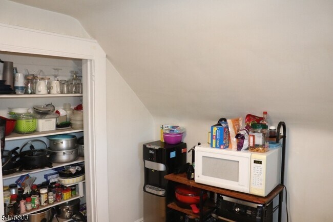 Building Photo - 327 Valley St