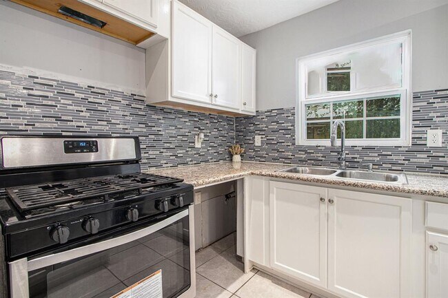Building Photo - 9414 Rosehaven Dr