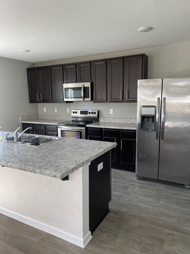 Building Photo - 4 bedroom 2 bath