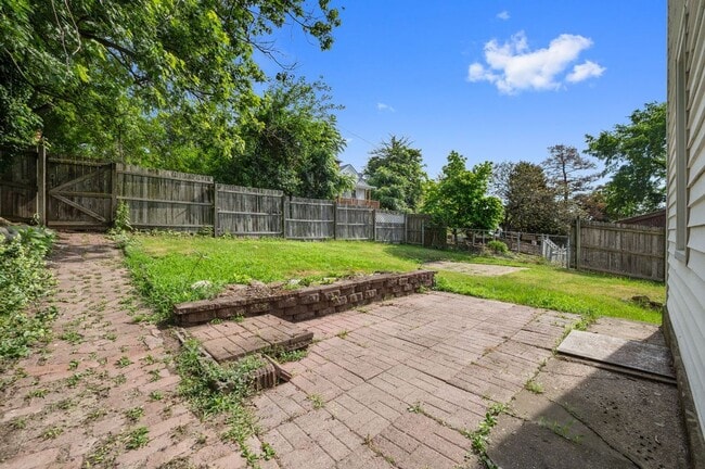 Building Photo - Newly Renovated 2 Bedroom Home With Bonus ...