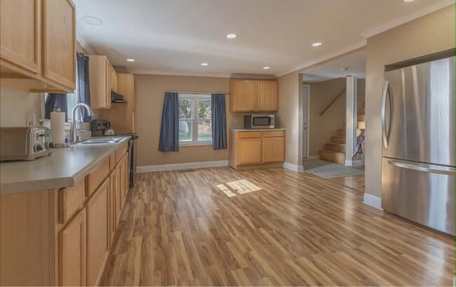 Building Photo - 133 Howe St