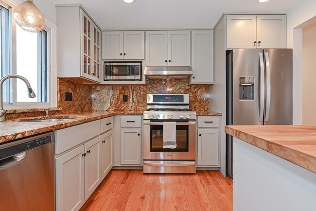 Building Photo - 21 Swan Ave