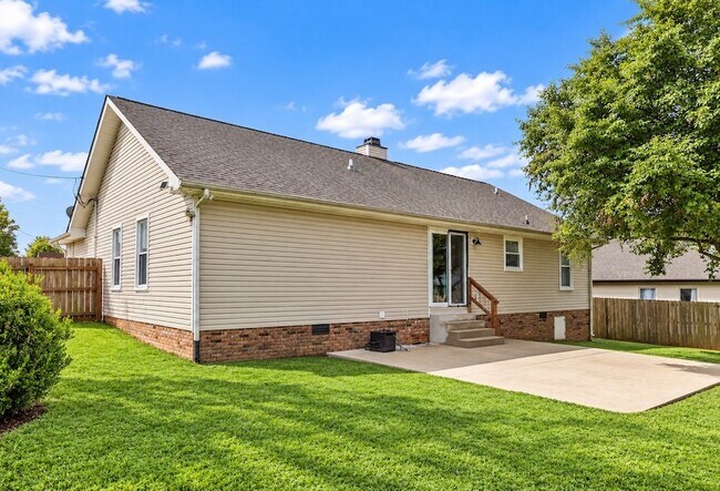 Building Photo - 203 Parrot Dr