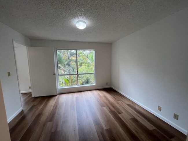 Building Photo - Newly Renovated 3 bedroom/2 bath with 2 pa...