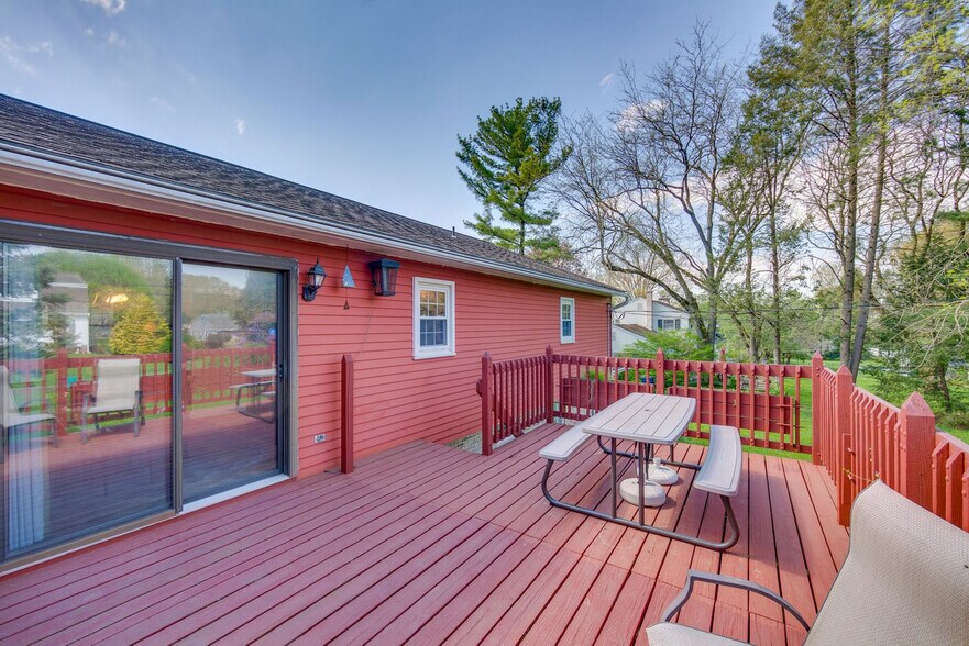 Building Photo - 25 Meadow View Dr