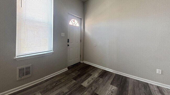 Building Photo - Move-In Ready 3-Bedroom Home with Stylish Hardwood-Style Flooring