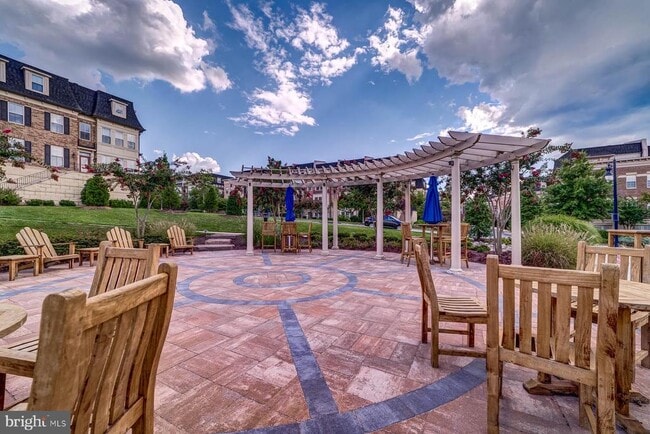 Building Photo - 705 River Mist Dr